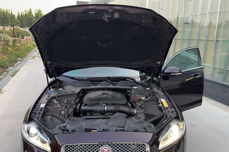 Used Jaguar XJ 2014 XJL 2.0T Two-Wheel Drive Panoramic Business Edition Engine Bay
