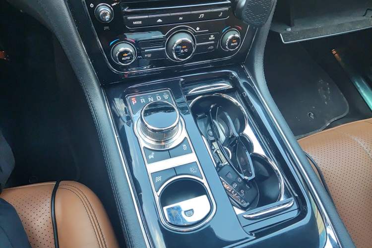 Used Jaguar XJ 2014 XJL 3.0 SC Two-Wheel-Drive Panoramic Business Edition Gear Lever