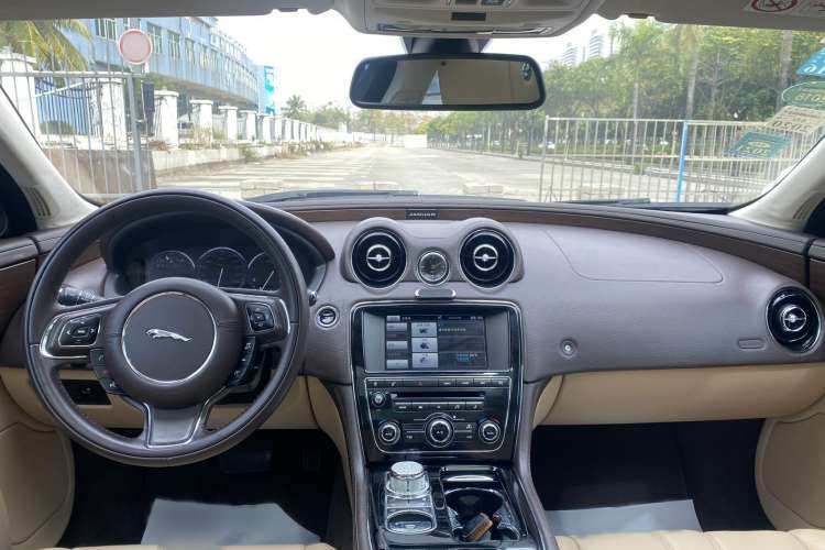 Used Jaguar XJ 2014 XJL 2.0T Two-Wheel-Drive Elegant Business Edition Interior 10