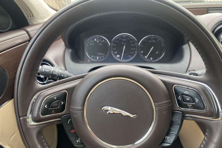 Used Jaguar XJ 2014 XJL 2.0T Two-Wheel-Drive Elegant Business Edition Interior 11
