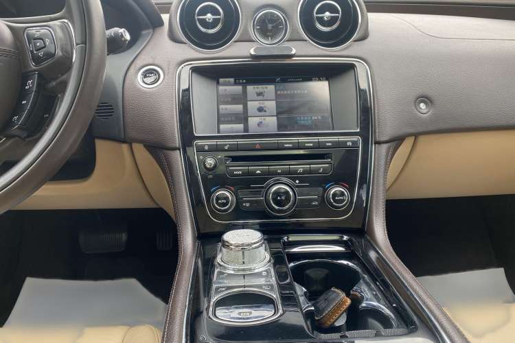 Used Jaguar XJ 2014 XJL 2.0T Two-Wheel-Drive Elegant Business Edition Interior 12
