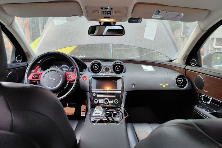 Used Jaguar XJ 2014 XJL 2.0T Two-Wheel-Drive Elegant Business Edition Interior 2