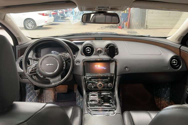 Used Jaguar XJ 2014 XJL 2.0T Two-Wheel-Drive Elegant Business Edition Interior 3