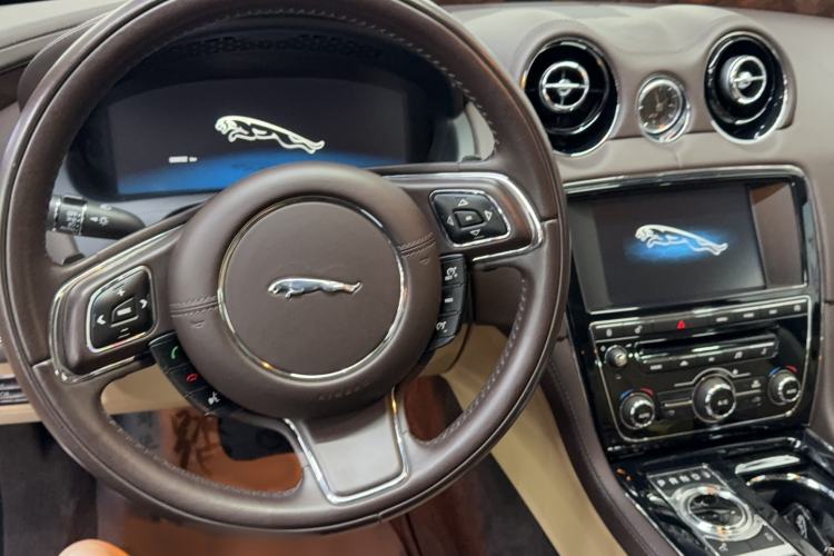 Used Jaguar XJ 2014 XJL 3.0 SC Two-Wheel-Drive Panoramic Business Edition Interior 3