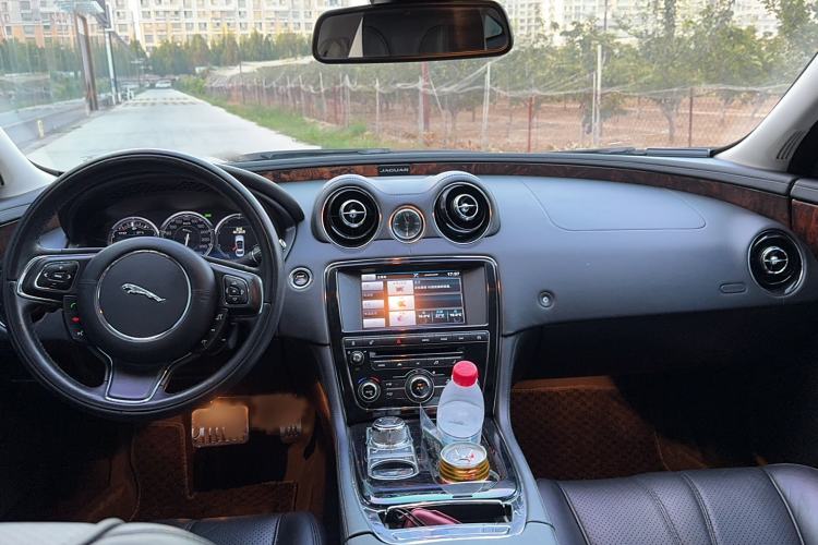 Used Jaguar XJ 2014 XJL 2.0T Two-Wheel Drive Panoramic Business Edition Interior 3