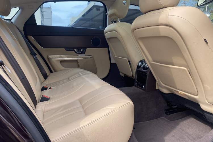 Used Jaguar XJ 2014 XJL 2.0T Two-Wheel-Drive Elegant Business Edition Interior 4