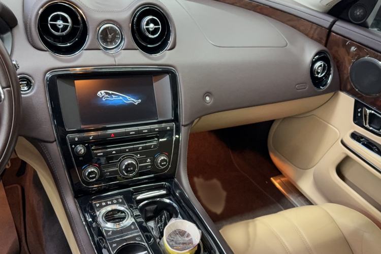Used Jaguar XJ 2014 XJL 3.0 SC Two-Wheel-Drive Panoramic Business Edition Interior 4