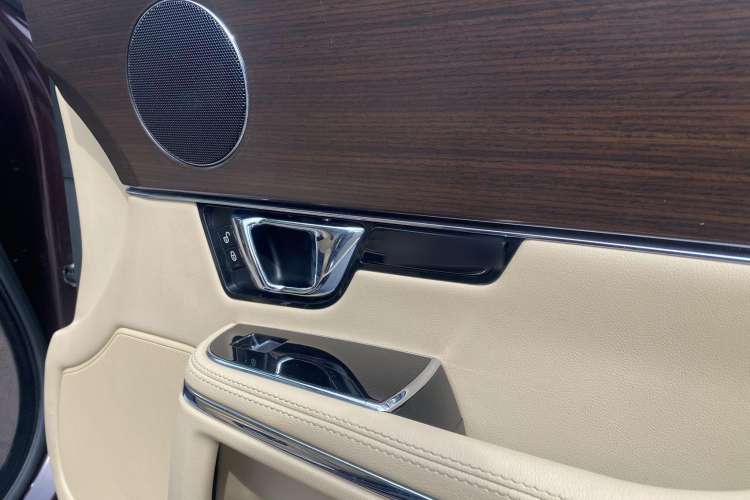 Used Jaguar XJ 2014 XJL 2.0T Two-Wheel-Drive Elegant Business Edition Interior 6