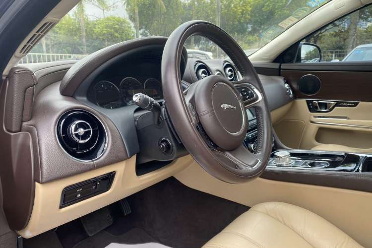Used Jaguar XJ 2014 XJL 2.0T Two-Wheel-Drive Elegant Business Edition Interior 7