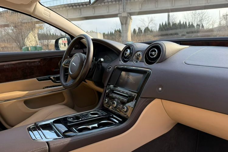 Used Jaguar XJ 2014 XJL 3.0 SC Two-Wheel-Drive Panoramic Business Edition Interior 7