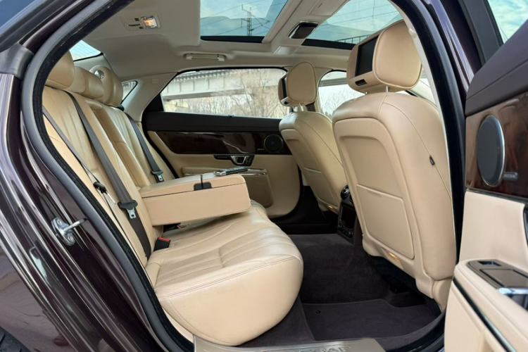 Used Jaguar XJ 2014 XJL 3.0 SC Two-Wheel-Drive Panoramic Business Edition Interior 8