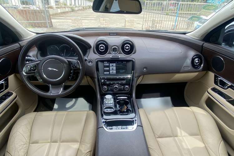 Used Jaguar XJ 2014 XJL 2.0T Two-Wheel-Drive Elegant Business Edition Interior 9