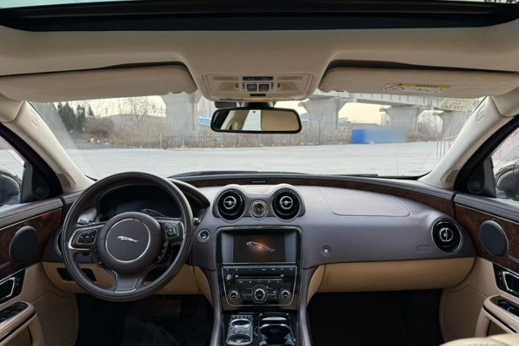 Used Jaguar XJ 2014 XJL 3.0 SC Two-Wheel-Drive Panoramic Business Edition Interior 9