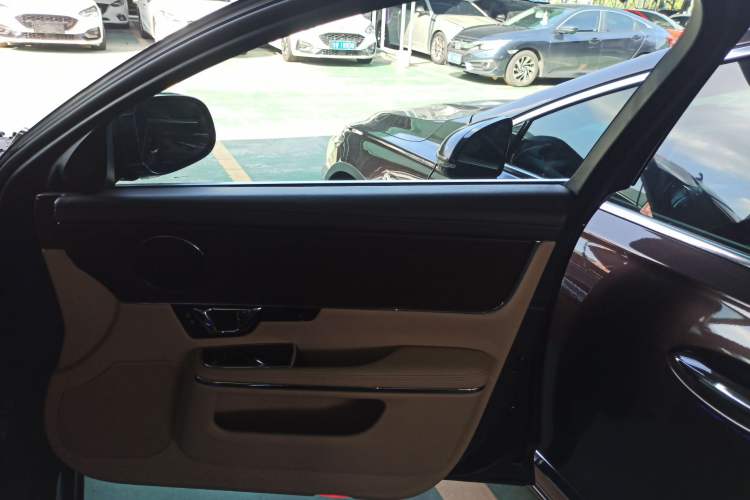 Used Jaguar XJ 2014 XJL 2.0T Two-Wheel-Drive Elegant Business Edition Right Front Door Interior