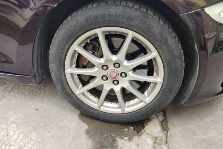 Used Jaguar XJ  Right Front Wheel Hub