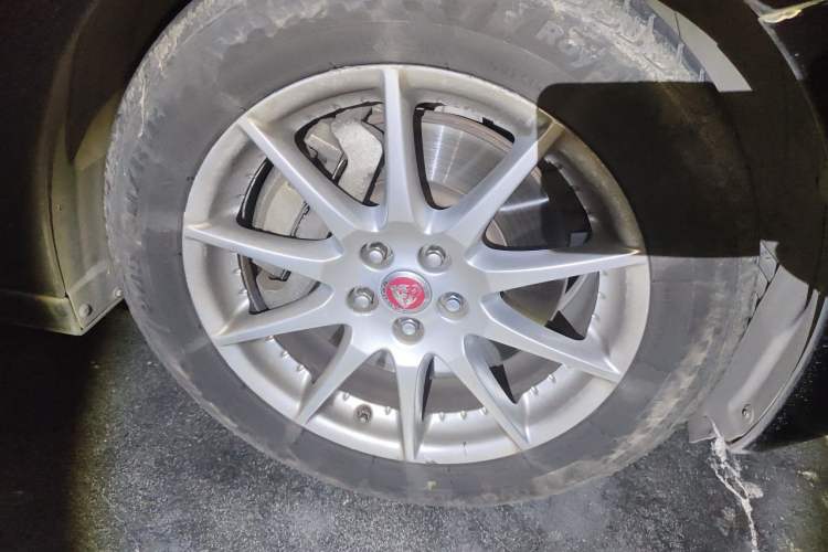 Used Jaguar XJ 2014 XJL 2.0T Two-Wheel Drive Panoramic Business Edition Right Front Wheel Hub