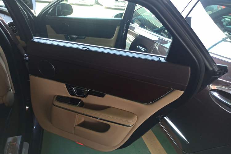 Used Jaguar XJ 2014 XJL 2.0T Two-Wheel-Drive Elegant Business Edition Right Rear Door Interior