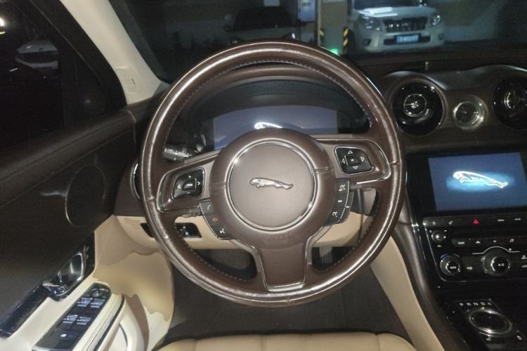 Used Jaguar XJ 2014 XJL 2.0T Two-Wheel Drive Panoramic Business Edition Steering Wheel