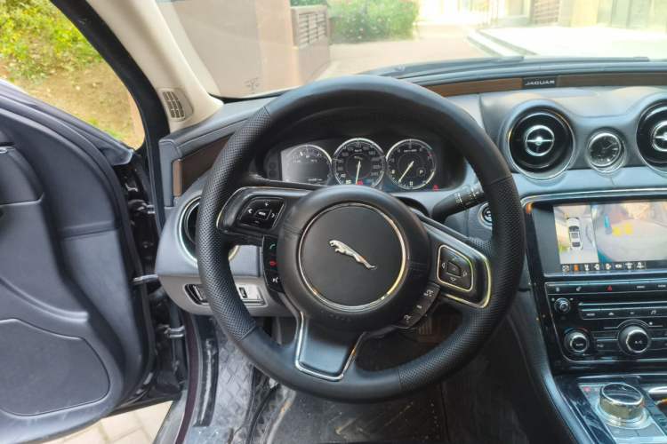 Used Jaguar XJ 2014 XJL 2.0T Two-Wheel-Drive Elegant Business Edition Steering Wheel
