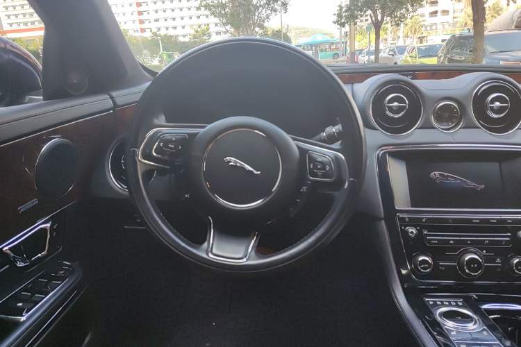 Used Jaguar XJ 2014 XJL 3.0 SC Two-Wheel-Drive Panoramic Business Edition Steering Wheel