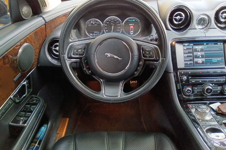 Used Jaguar XJ 2014 XJL 2.0T Two-Wheel Drive Panoramic Business Edition Steering Wheel