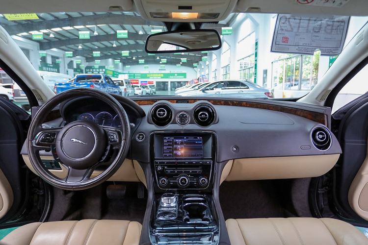 Used Jaguar XJ 2014 XJL 2.0T Two-Wheel Drive Panoramic Business Edition Center Console