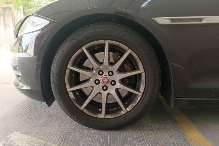Used Jaguar XJ 2014 XJL 2.0T Two-Wheel Drive Panoramic Business Edition Left Front Wheel Hub