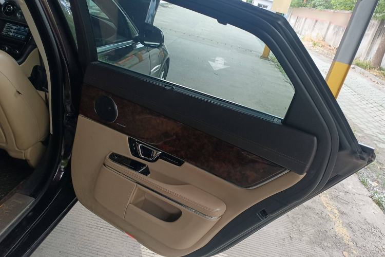 Used Jaguar XJ 2014 XJL 2.0T Two-Wheel Drive Panoramic Business Edition Right Rear Door Interior