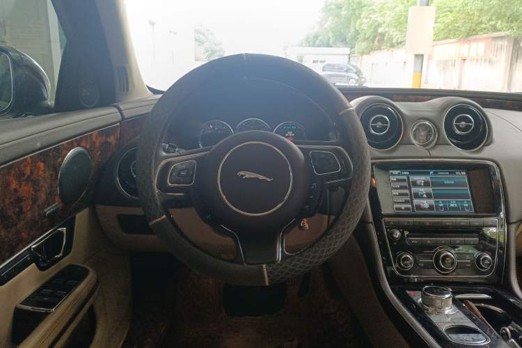 Used Jaguar XJ 2014 XJL 2.0T Two-Wheel Drive Panoramic Business Edition Steering Wheel