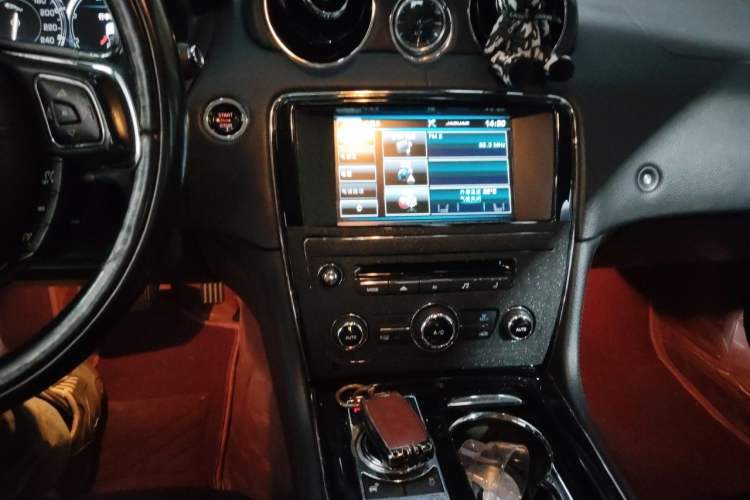 Used Jaguar XJ 2014 XJL 2.0T Two-Wheel-Drive Elegant Business Edition Audio And AC Panel