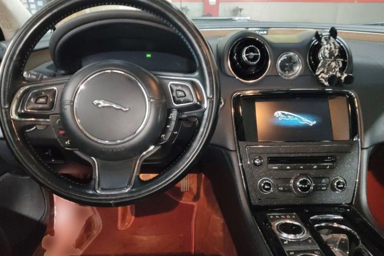 Used Jaguar XJ 2014 XJL 2.0T Two-Wheel-Drive Elegant Business Edition Center Console