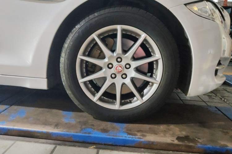 Used Jaguar XJ 2014 XJL 2.0T Two-Wheel-Drive Elegant Business Edition Right Front Wheel Hub