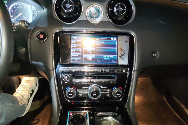 Used Jaguar XJ 2014 XJL 2.0T Two-Wheel-Drive Elegant Business Edition Audio And AC Panel