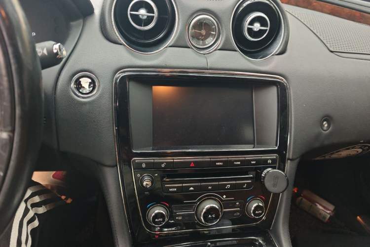 Used Jaguar XJ 2014 XJL 3.0 SC Two-Wheel-Drive Panoramic Business Edition Audio And AC Panel