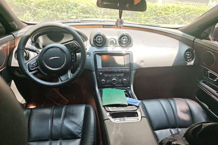 Used Jaguar XJ 2014 XJL 2.0T Two-Wheel Drive Panoramic Business Edition Center Console
