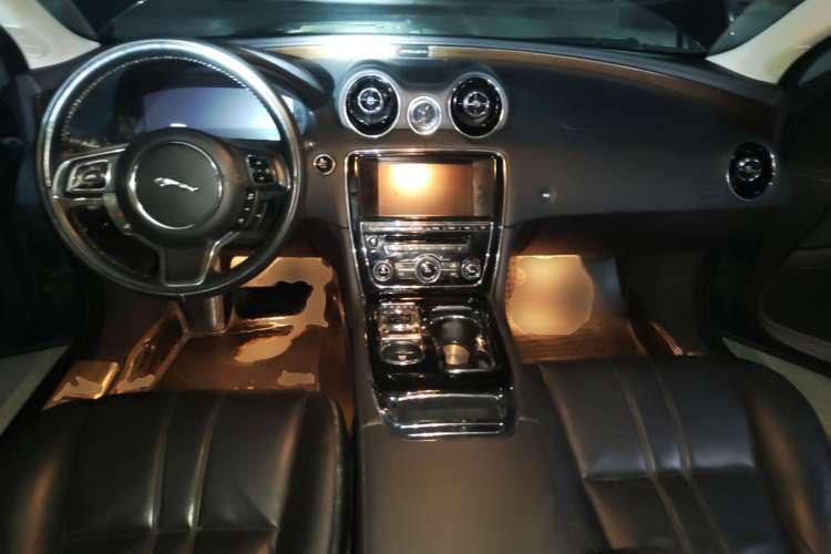 Used Jaguar XJ 2014 XJL 2.0T Two-Wheel-Drive Elegant Business Edition Center Console
