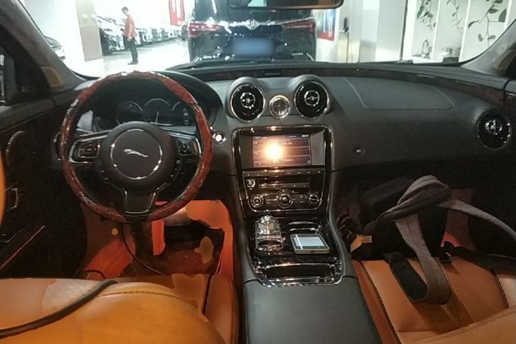 Used Jaguar XJ 2014 XJL 3.0 SC Four-Wheel Drive Panoramic Business Edition Center Console