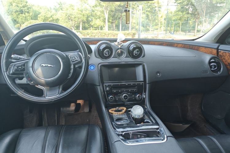 Used Jaguar XJ 2014 XJL 3.0 SC Two-Wheel-Drive Panoramic Business Edition Center Console