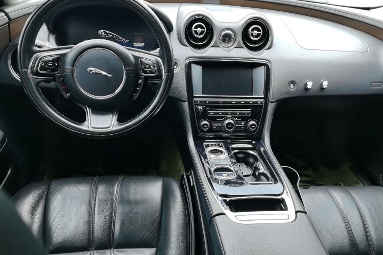 Used Jaguar XJ 2014 XJL 2.0T Two-Wheel-Drive Elegant Business Edition Center Console
