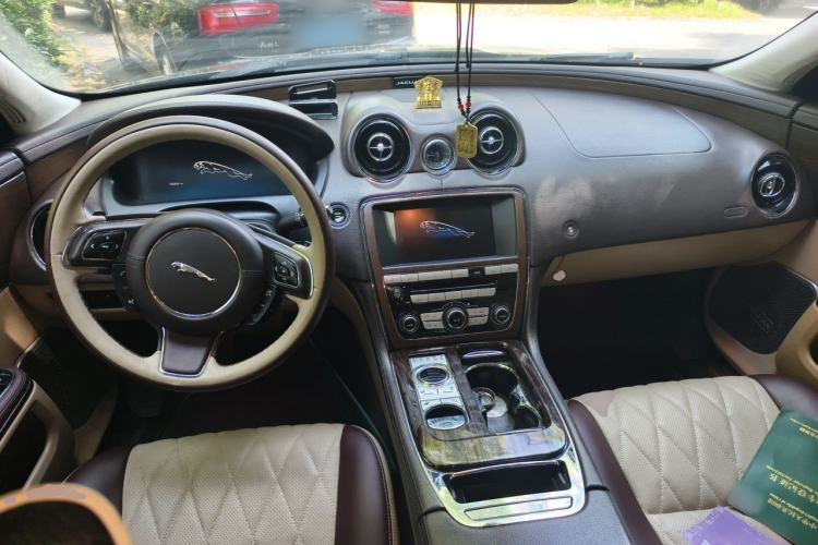 Used Jaguar XJ 2014 XJL 2.0T Two-Wheel-Drive Elegant Business Edition Center Console