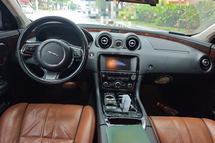 Used Jaguar XJ 2014 XJL 3.0 SC Two-Wheel-Drive Panoramic Business Edition Center Console