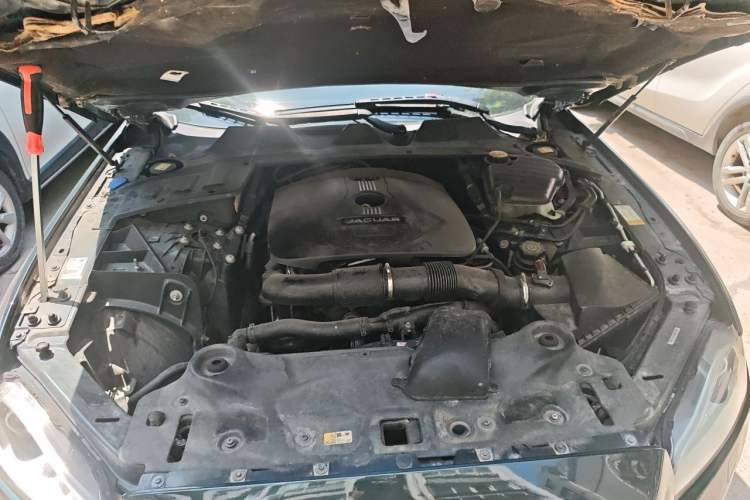 Used Jaguar XJ 2014 XJL 2.0T Two-Wheel Drive Panoramic Business Edition Engine Bay
