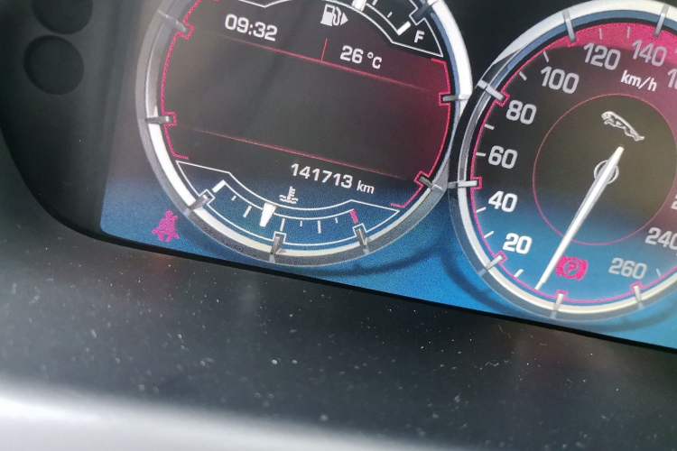 Used Jaguar XJ 2014 XJL 2.0T Two-Wheel-Drive Elegant Business Edition Odometer Close Up