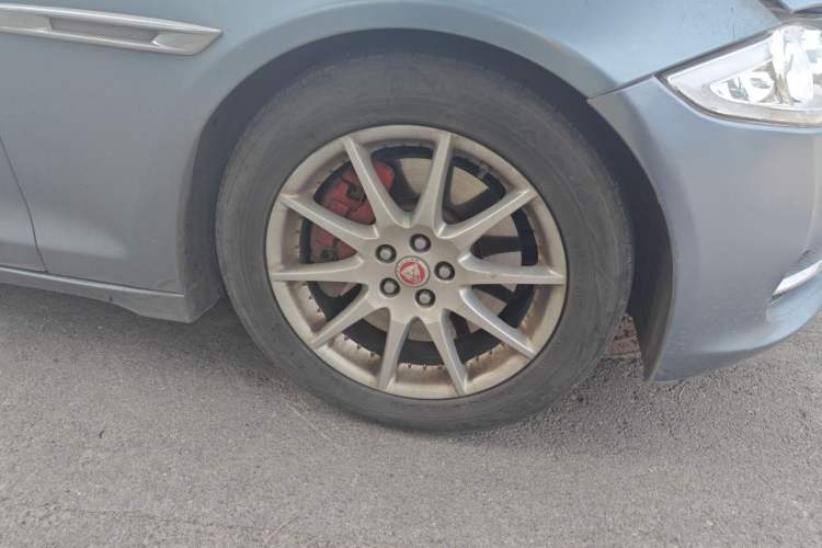 Used Jaguar XJ 2014 XJL 3.0 SC Two-Wheel-Drive Panoramic Business Edition Right Front Wheel Hub