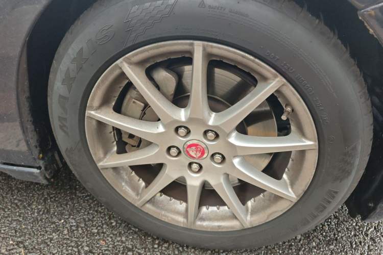 Used Jaguar XJ 2014 XJL 3.0 SC Two-Wheel-Drive Panoramic Business Edition Right Front Wheel Hub
