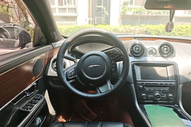 Used Jaguar XJ 2014 XJL 2.0T Two-Wheel Drive Panoramic Business Edition Steering Wheel