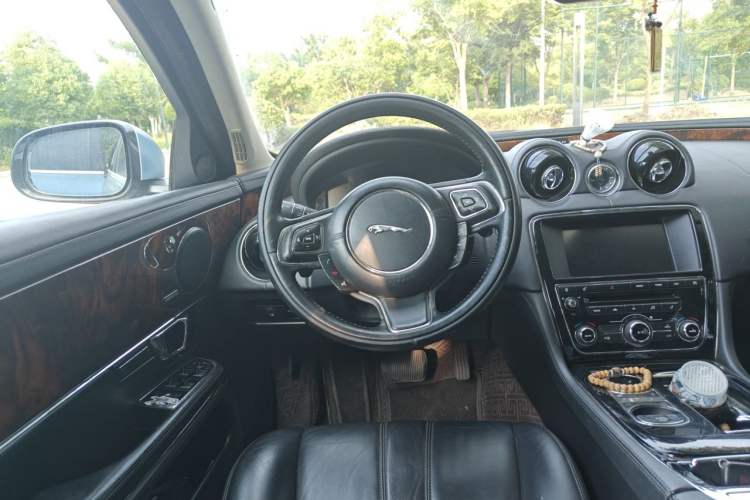 Used Jaguar XJ 2014 XJL 3.0 SC Two-Wheel-Drive Panoramic Business Edition Steering Wheel