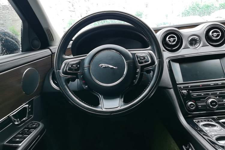 Used Jaguar XJ 2014 XJL 2.0T Two-Wheel-Drive Elegant Business Edition Steering Wheel