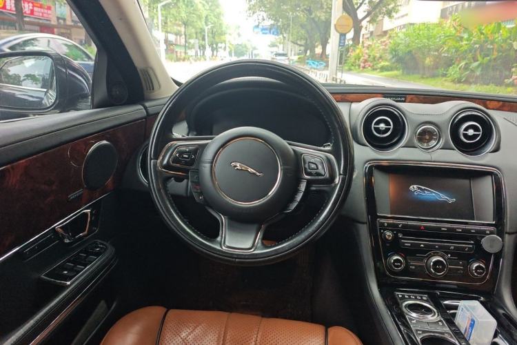 Used Jaguar XJ 2014 XJL 3.0 SC Two-Wheel-Drive Panoramic Business Edition Steering Wheel