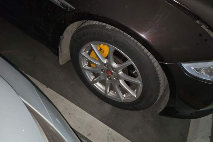 Used Jaguar XJ 2014 XJL 3.0 SC Two-Wheel-Drive Panoramic Business Edition Right Front Wheel Hub